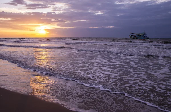 Schöner Sonnenuntergang am Meer. — Stockfoto