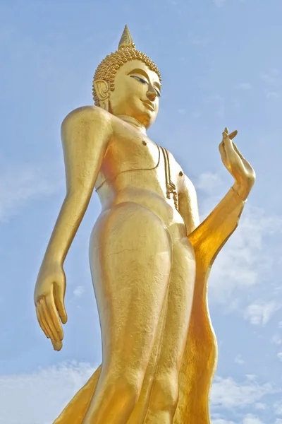 Thaise gouden Boeddhabeeld. Boeddha standbeeld in thailand. — Stockfoto