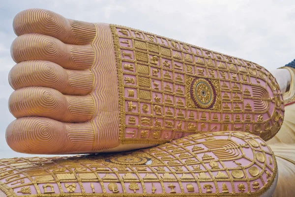 ayak izi altın buddha, phrae, thailand.