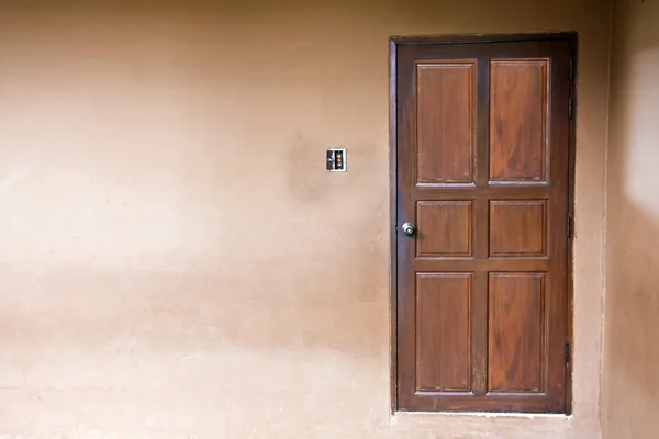 Drewniane drzwi zamknięte na ścianie. — Zdjęcie stockowe