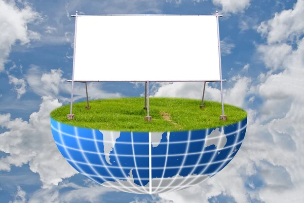 Çim alan üzerinde kurulu.