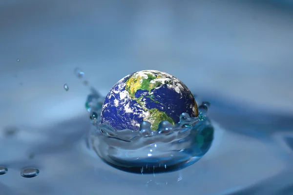 地球落入水。从美国航空航天局地球地球洪水照片 图库图片