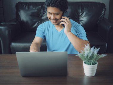 Akıllı telefonlu bir adam konuşuyor. Adam not defteri labradorunu ve akıllı telefonu kullanıyor. Dizüstü bilgisayarı ve defteri olan yaratıcı bir işçi. İnternette sörf yapmak için telefonu kullanan genç bir profesyonel..