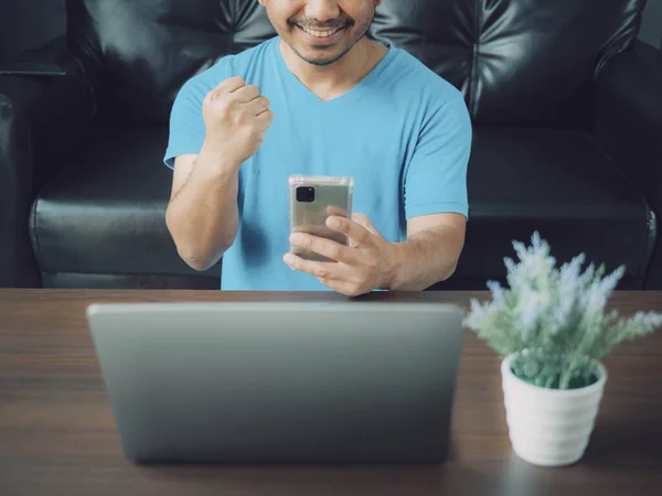 Akıllı telefonlu bir adam konuşuyor. Adam not defteri labradorunu ve akıllı telefonu kullanıyor. Dizüstü bilgisayarı ve defteri olan yaratıcı bir işçi. İnternette sörf yapmak için telefonu kullanan genç bir profesyonel..