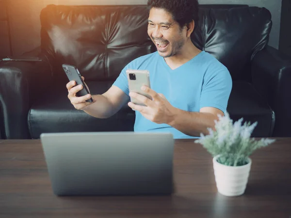 Akıllı telefonlu bir adam konuşuyor. Adam not defteri labradorunu ve akıllı telefonu kullanıyor. Dizüstü bilgisayarı ve defteri olan yaratıcı bir işçi. İnternette sörf yapmak için telefonu kullanan genç bir profesyonel..