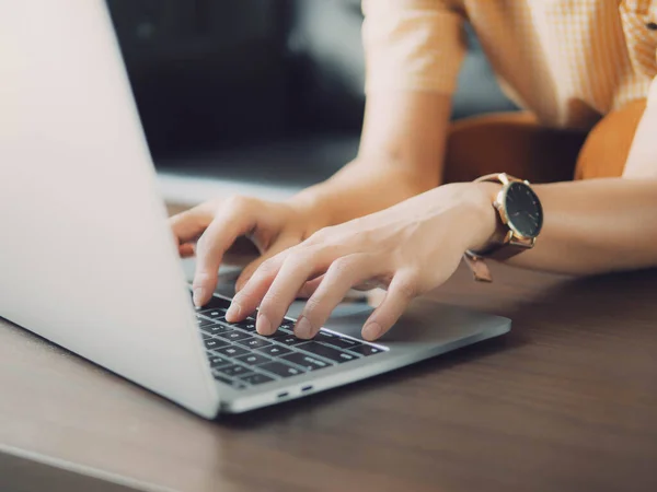 Güzel Asyalı kadın evde labradoruyla çalışıyor. Sosyal medya ve web sitesi için dizüstü bilgisayar kullanan serbest çalışan kadın, sosyal ağ teknolojisi kavramı.