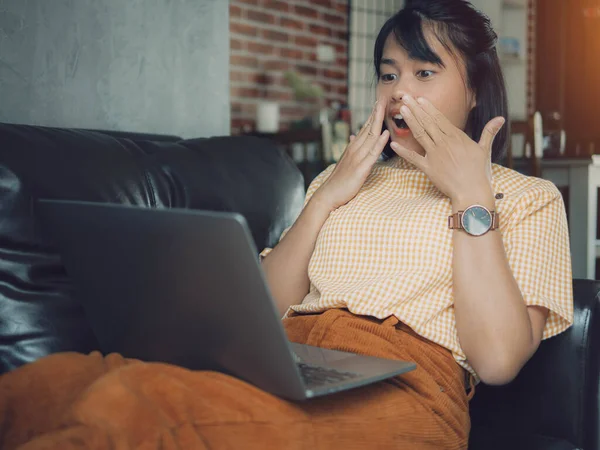 Güzel Asyalı kadın evde labradoruyla çalışıyor. Sosyal medya ve web sitesi için dizüstü bilgisayar kullanan serbest çalışan kadın, sosyal ağ teknolojisi kavramı.