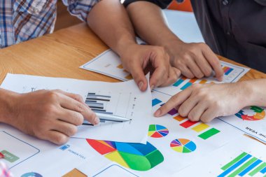 Mimar Mühendis İnsanlarla Tanışıyor Beyin Fırtınası Konsepti, Mimari proje için mühendis toplantısı. İş yerinde ortak ve mühendislik araçlarıyla çalışmak.