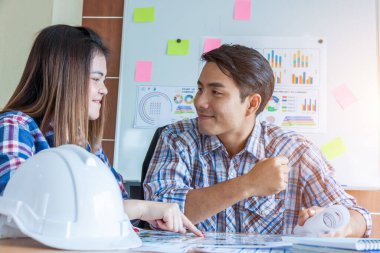 Mimar Mühendis İnsanlarla Tanışıyor Beyin Fırtınası Konsepti, Mimari proje için mühendis toplantısı. İş yerinde ortak ve mühendislik araçlarıyla çalışmak.