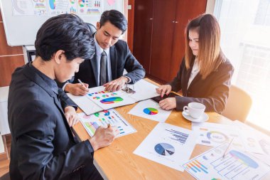 İş Adamları Tasarım Fikirleri Buluşması, İş Adamları El sıkışır, Toplantıyı bitirir, Ofis Konseptinde Çalışan İş Adamları Grubu