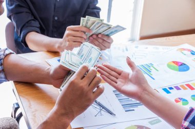 Para yağmurunun keyfini çıkaran mutlu adam, el para alıyor, Amerikan doları, iş adamından, zengin ve başarılı..