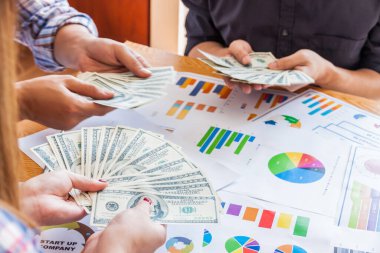 Para yağmurunun keyfini çıkaran mutlu adam, el para alıyor, Amerikan doları, iş adamından, zengin ve başarılı..