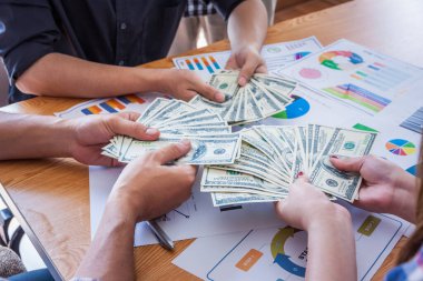 Para yağmurunun keyfini çıkaran mutlu adam, el para alıyor, Amerikan doları, iş adamından, zengin ve başarılı..