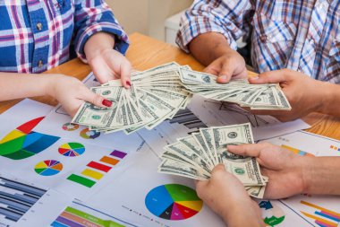 Para yağmurunun keyfini çıkaran mutlu adam, el para alıyor, Amerikan doları, iş adamından, zengin ve başarılı..