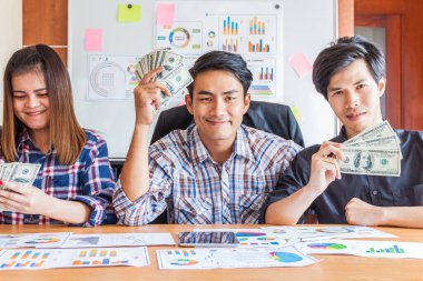 Para yağmurunun keyfini çıkaran mutlu adam, el para alıyor, Amerikan doları, iş adamından, zengin ve başarılı..