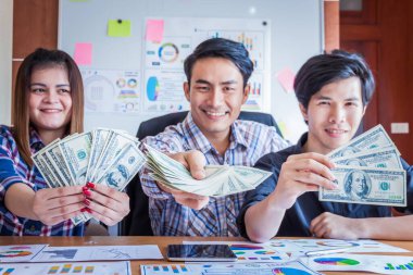 Para yağmurunun keyfini çıkaran mutlu adam, el para alıyor, Amerikan doları, iş adamından, zengin ve başarılı..