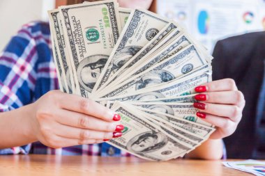 Para yağmurunun keyfini çıkaran mutlu adam, el para alıyor, Amerikan doları, iş adamından, zengin ve başarılı..