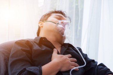 Sıkı Çalışma ve İşkolik Konsepti, iş yerinde işadamı stresi, ofiste dizüstü bilgisayarla kişisel çalışma