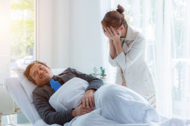 Hasta herif. Hastanenin Yatağında Hasta Elindeki Salin Çözümü, Sıkı Çalışma ve İşkolik Konseptiyle Çalışan İşadamı