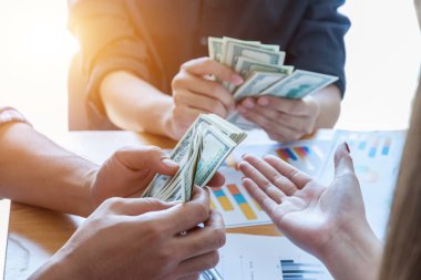 Amerikan parası elinde, Amerikan doları elinde, klasik ton efekti, gelir ve iş konsepti..