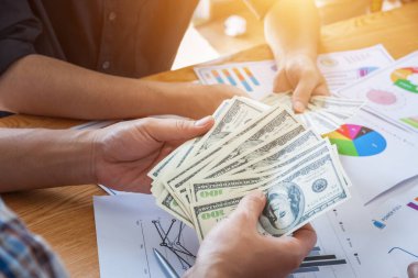 Amerikan parası elinde, Amerikan doları elinde, klasik ton efekti, gelir ve iş konsepti..