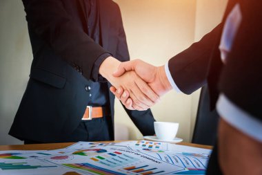 İş adamlarının el sıkışması, başarı ve kazanma konsepti. Mutlu iş adamları ofiste zaferi kutluyor. İş projesi ekibi iş yerindeki toplantı odasında birlikte çalışıyor..