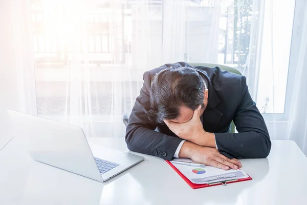 Yerindeki Adamı Stresi Ofisteki Bilgisayarla Kişisel Çalışma Üzgün Depresif Adamı — Stok fotoğraf