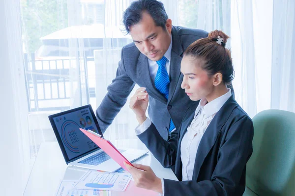 Concepto Negocio Hombre Negocios Mujer Negocios Trabajando Reuniéndose Con Gráfico — Foto de Stock