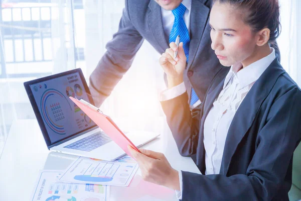 Concepto Negocio Hombre Negocios Mujer Negocios Trabajando Reuniéndose Con Gráfico — Foto de Stock