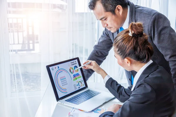 Concepto Negocio Hombre Negocios Mujer Negocios Trabajando Reuniéndose Con Gráfico — Foto de Stock