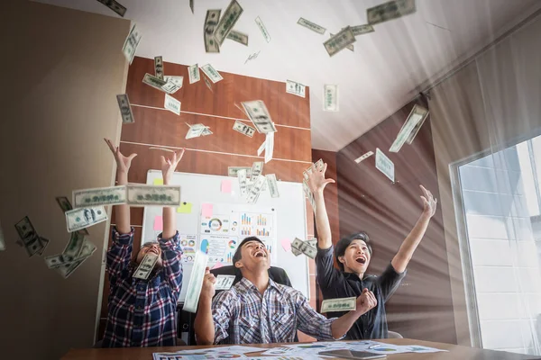 Para yağmurunun keyfini çıkaran mutlu adam, el para alıyor, Amerikan doları, iş adamından, zengin ve başarılı..