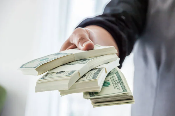 Para yağmurunun keyfini çıkaran mutlu adam, el para alıyor, Amerikan doları, iş adamından, zengin ve başarılı..