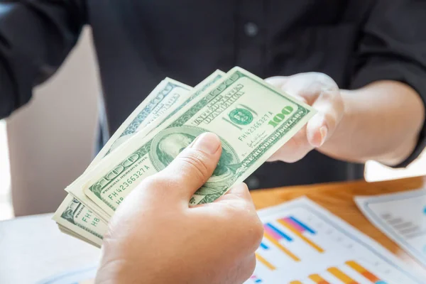 Amerikan parası elinde, Amerikan doları elinde, klasik ton efekti, gelir ve iş konsepti..