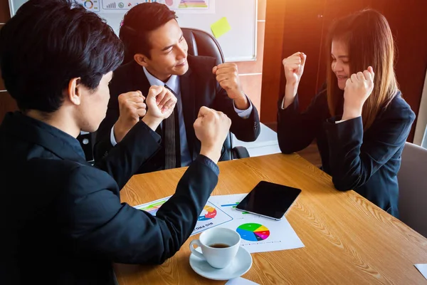 Gente Negocios Estrechando Mano Éxito Concepto Ganador Feliz Equipo Negocios — Foto de Stock