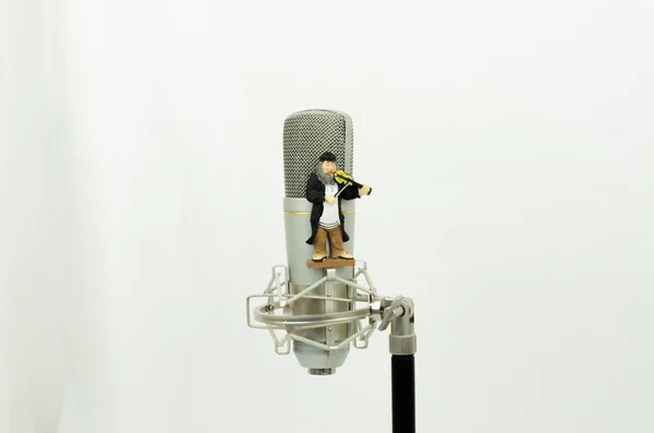 Microfoon en figuur violist — Stockfoto