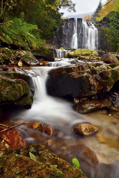 Wodospad w jesień natura — Zdjęcie stockowe