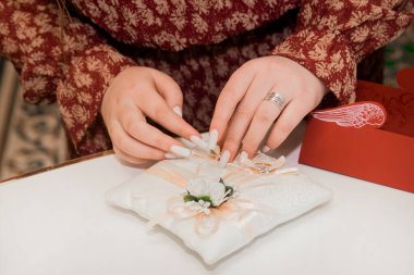 Görgü tanığının ellerinde nişan yüzükleri vardı..