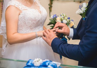 Alyansları paylaşıyoruz. Damat gelinin parmağına yüzük takar..