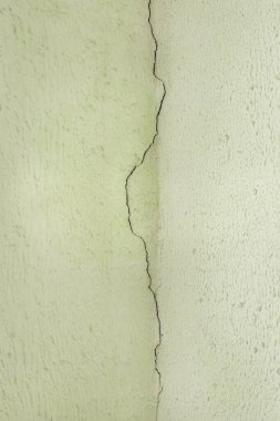 Binanın ön cephesinin tavan köşesindeki eski alçı duvar yüzeyinde çatlak.