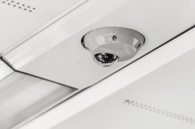 Modern bir elektrikli tren stadyumunun beyaz tavan arkaplanındaki güvenlik kamerası..