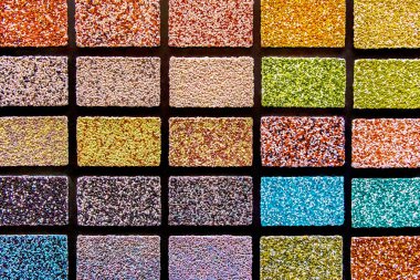 Binanın ön cephesi ve iç dekorasyonu için çok renkli alçıpan yapı malzemesi örnekleri.