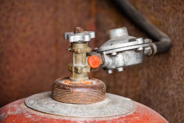 Gaz tüpü bağlantı sistemi, yakın plan. Bir konut binasında gaz şişesi propan güvenli bağlantı sistemi.