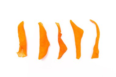 Kurumuş portakal kabukları beyaz arka planda izole edilmiş..