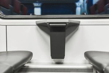 Modern bir stadler elektrikli treninin içindeki kompakt atık kutusu..