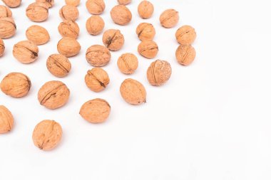 Kabuktaki ceviz yığını beyaz arka planda izole edilmiş..