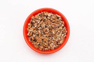 Beyaz arka planda kırmızı plastik plakalı soyulmuş cevizler, izole edilmiş..