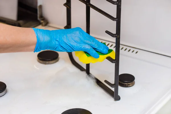 Hand Woman Household Latex Glove Sponges Grate Gas Stove Kitchen — Stock Photo, Image