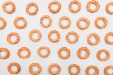 Çörekler ya da simit kurutmak beyaz arka planda öğle yemeği, choux hamur işlerinden fırında pişirilen ürünler.