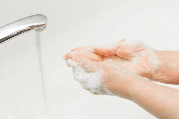 Femme Âgée Lave Les Mains Avec Savon Sous Robinet Dans — Photo