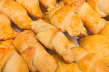 Taze ev yapımı pişmiş yiyecekler. Arka planda kruvasanlar. Çörekler pastanenin tezgahında. Kapatın..